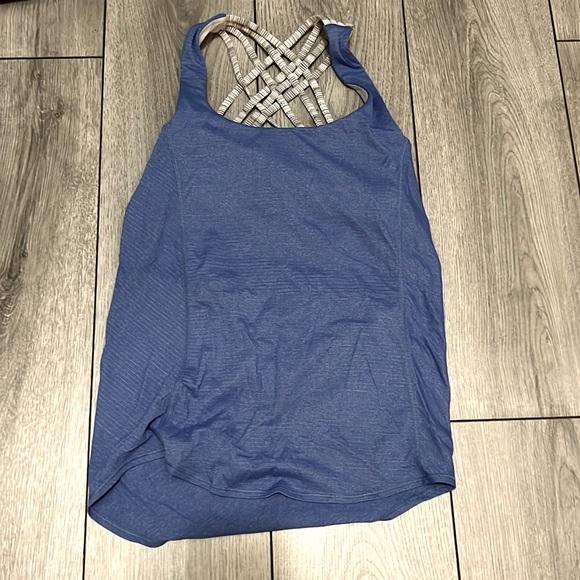 Lululemon workout top - Picture 1 of 2
